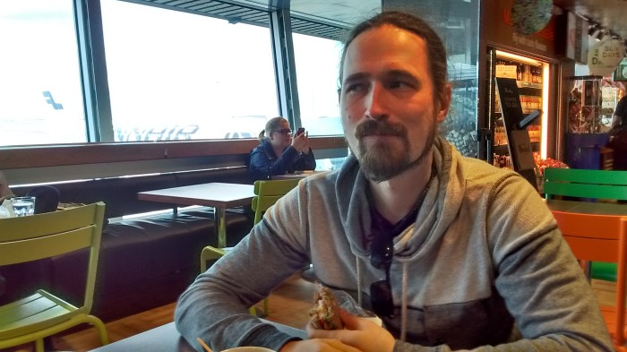 Rauli juonikkaana Helsinki-Vantaalla